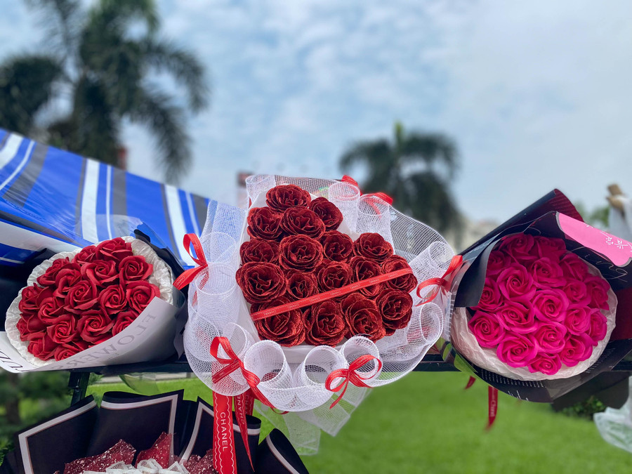 Những bó hoa hồng sáp do Hồng Phụng làm bày bán dịp lễ 20/10. Những bó hoa hồng sáp do Hồng Phụng làm bày bán dịp lễ 20/10.