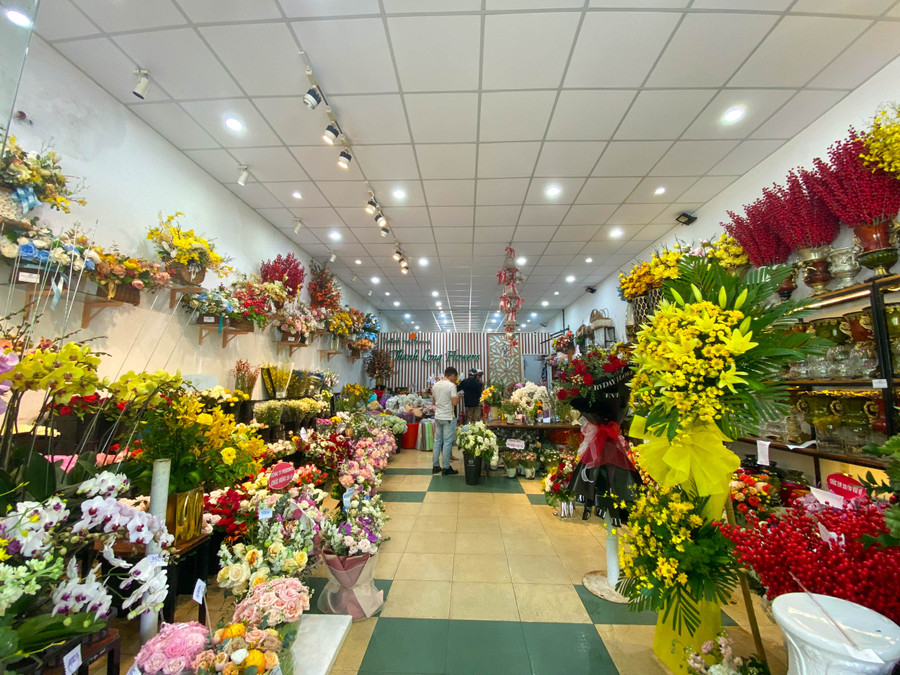 Các cửa hàng hoa tươi luôn tất bật dịp lễ 20/10. Các cửa hàng hoa tươi luôn tất bật dịp lễ 20/10.