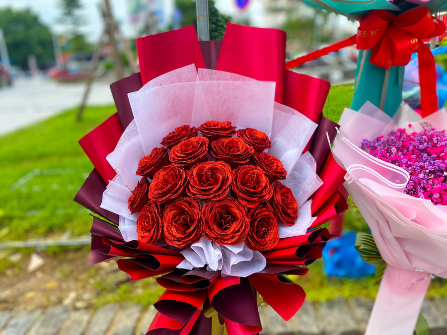 Bó hoa hồng sáp màu đỏ rất phù hợp tặng trong dịp lễ 20/10 Bó hoa hồng sáp màu đỏ rất phù hợp tặng trong dịp lễ 20/10