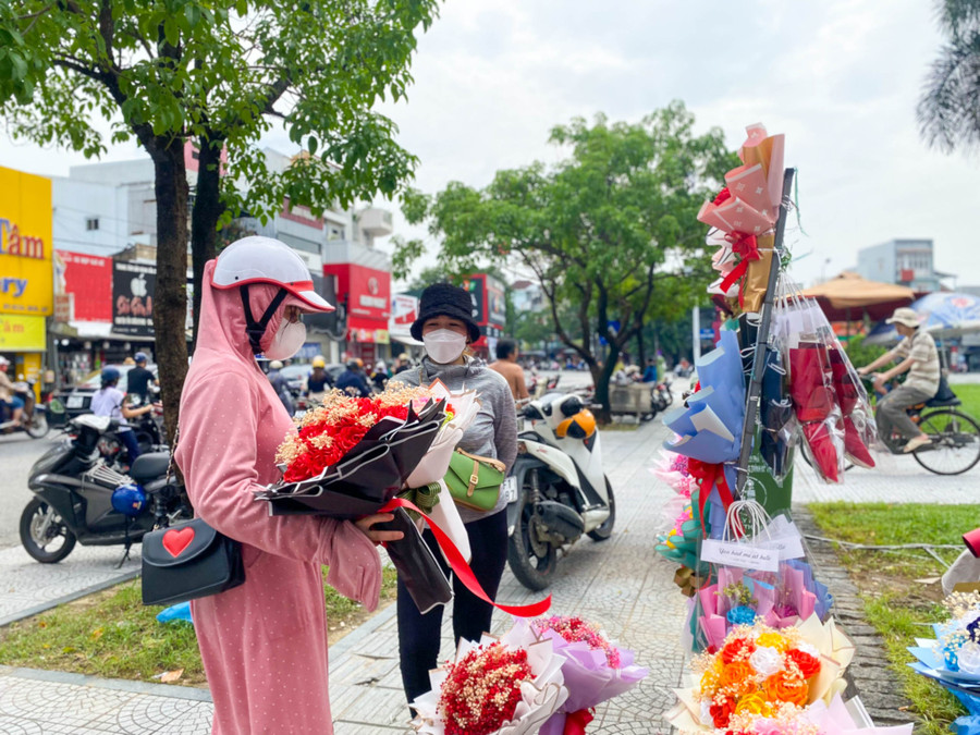 Thị trường hoa năm nay tại Huế nhộn nhịp không thua kém các năm trước mặc dù mới Huế mới qua đợt mưa lũ. Thị trường hoa năm nay tại Huế nhộn nhịp không thua kém các năm trước mặc dù mới Huế mới qua đợt mưa lũ.