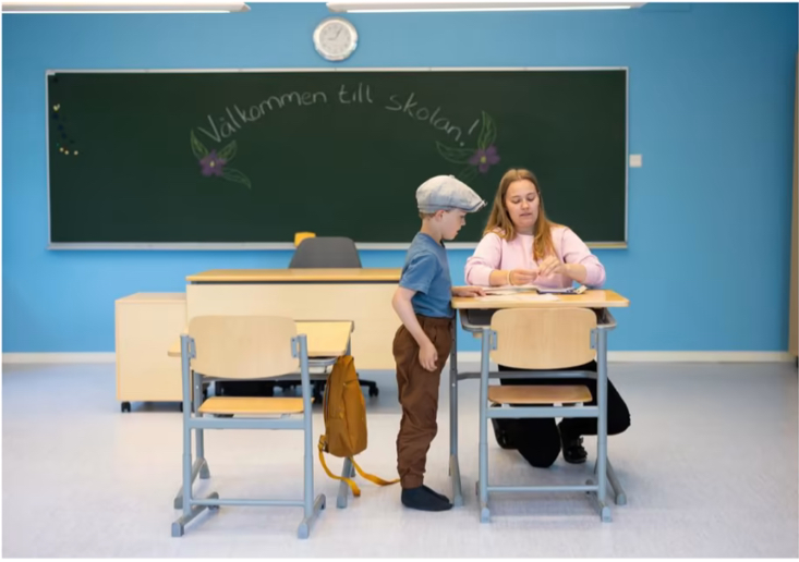 Cô Pia Ek và Sven trong giờ học đầu tiên (Ảnh: Helsingin Sanomat).