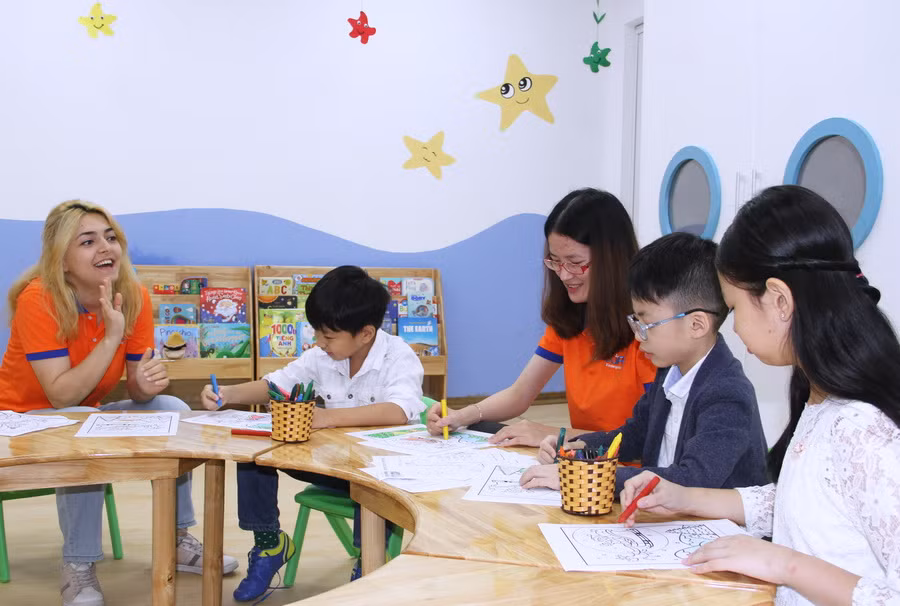Nhiều bạn vào phòng đọc, phòng vẽ vừa vui chơi vừa tương tác với giáo viên tiếng Anh bản ngữ
