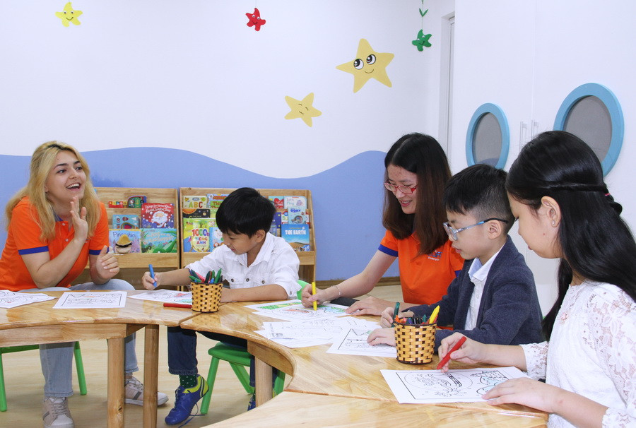 Nhiều bạn vào phòng đọc, phòng vẽ vừa vui chơi vừa tương tác với giáo viên tiếng Anh bản ngữ
