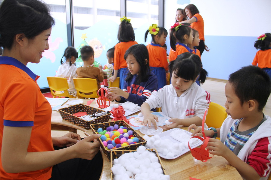 Trẻ đang học theo chủ đề Lễ Noel