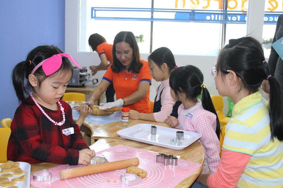 Nhóm khác đang làm bánh Trung thu dưới sự hướng dẫn của giáo viên