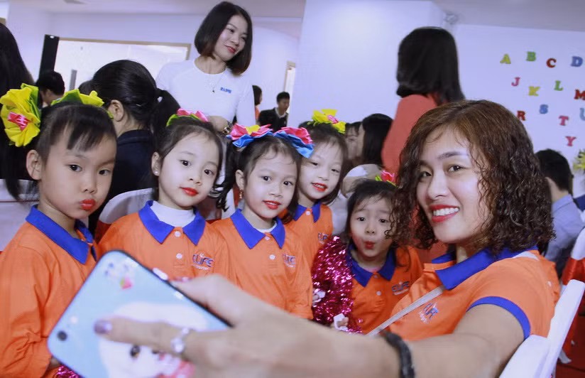 Trẻ học ở đây luôn được truyền cảm hứng qua các hoạt động giáo dục trải nghiệm sáng tạo, vui chơi để phát triển toàn diện thể chất, tâm hồn phù hợp với tâm sinh lý lứa tuổi