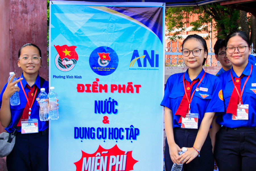 Ở tất cả 37 điểm thi của Thừa Thiên Huế đều có sự xuất hiện của màu áo xanh tình nguyện. Tại đây luôn có không khí rộn ràng, hân hoan chào đón thí sinh, phụ huynh tới tham dự Kỳ thi. Ở tất cả 37 điểm thi của Thừa Thiên Huế đều có sự xuất hiện của màu áo xanh tình nguyện. Tại đây luôn có không khí rộn ràng, hân hoan chào đón thí sinh, phụ huynh tới tham dự Kỳ thi.