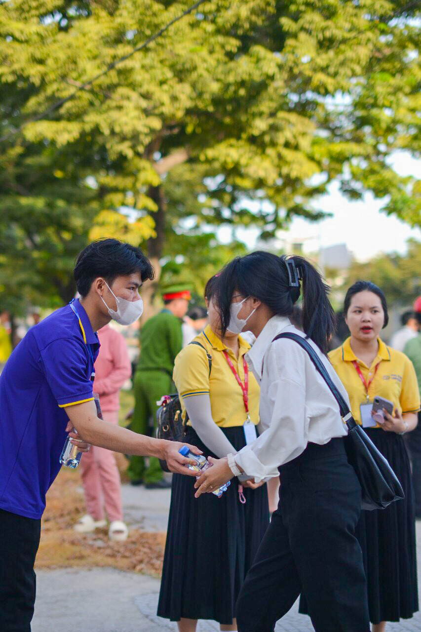 Theo đó, đội đã triển khai các hoạt động thiết thực hỗ trợ thí sinh như: giữ xe miễn phí, phát nước uống, tham gia điều tiết giao thông, hỗ trợ lao động vệ sinh trước và sau các buổi thi,... Theo đó, đội đã triển khai các hoạt động thiết thực hỗ trợ thí sinh như: giữ xe miễn phí, phát nước uống, tham gia điều tiết giao thông, hỗ trợ lao động vệ sinh trước và sau các buổi thi,...