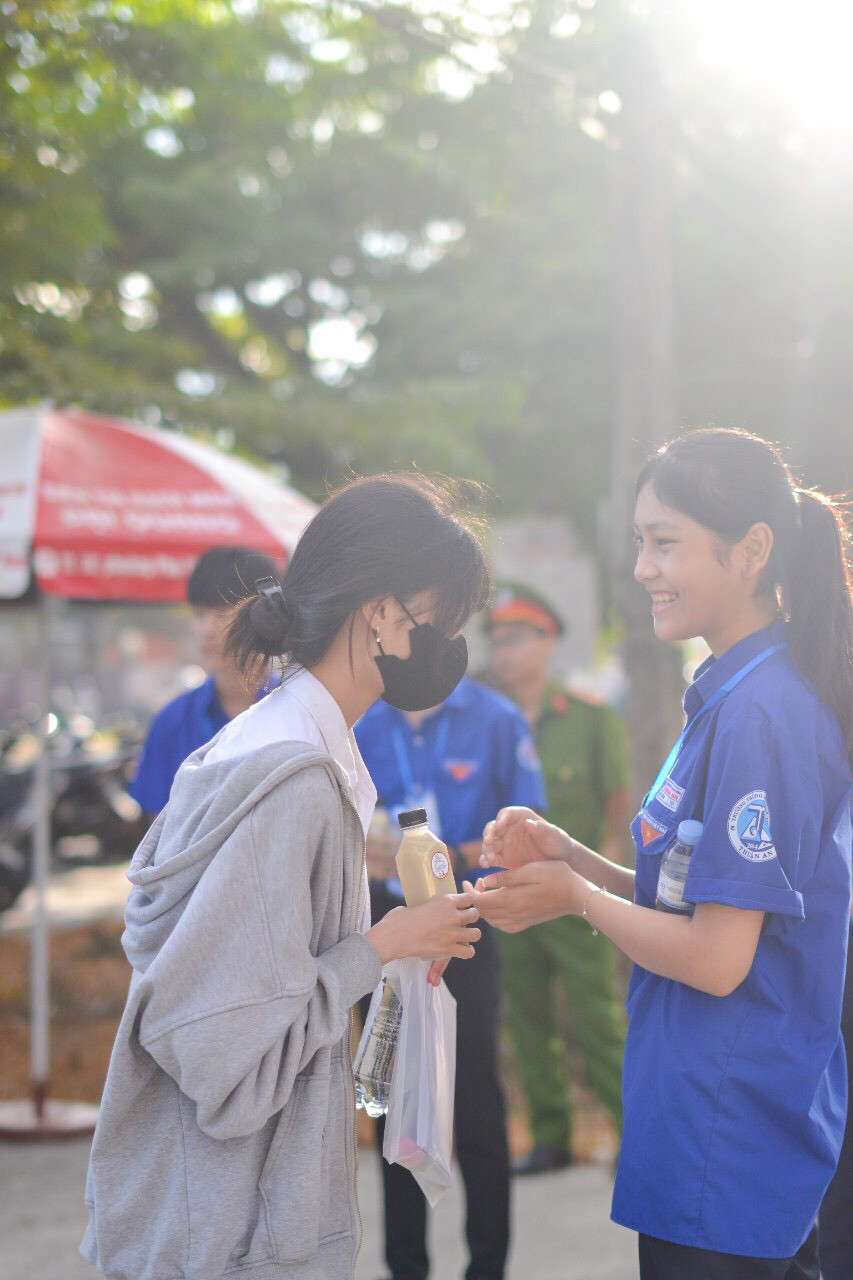 Đội tình nguyện với tinh thần luôn sẵn sàng hỗ trợ thí sinh và phụ huynh bằng những chai nước, lời động viên, cổ vũ tinh thần và chúc các thí sinh làm bài thi thật tốt. Đội tình nguyện với tinh thần luôn sẵn sàng hỗ trợ thí sinh và phụ huynh bằng những chai nước, lời động viên, cổ vũ tinh thần và chúc các thí sinh làm bài thi thật tốt.