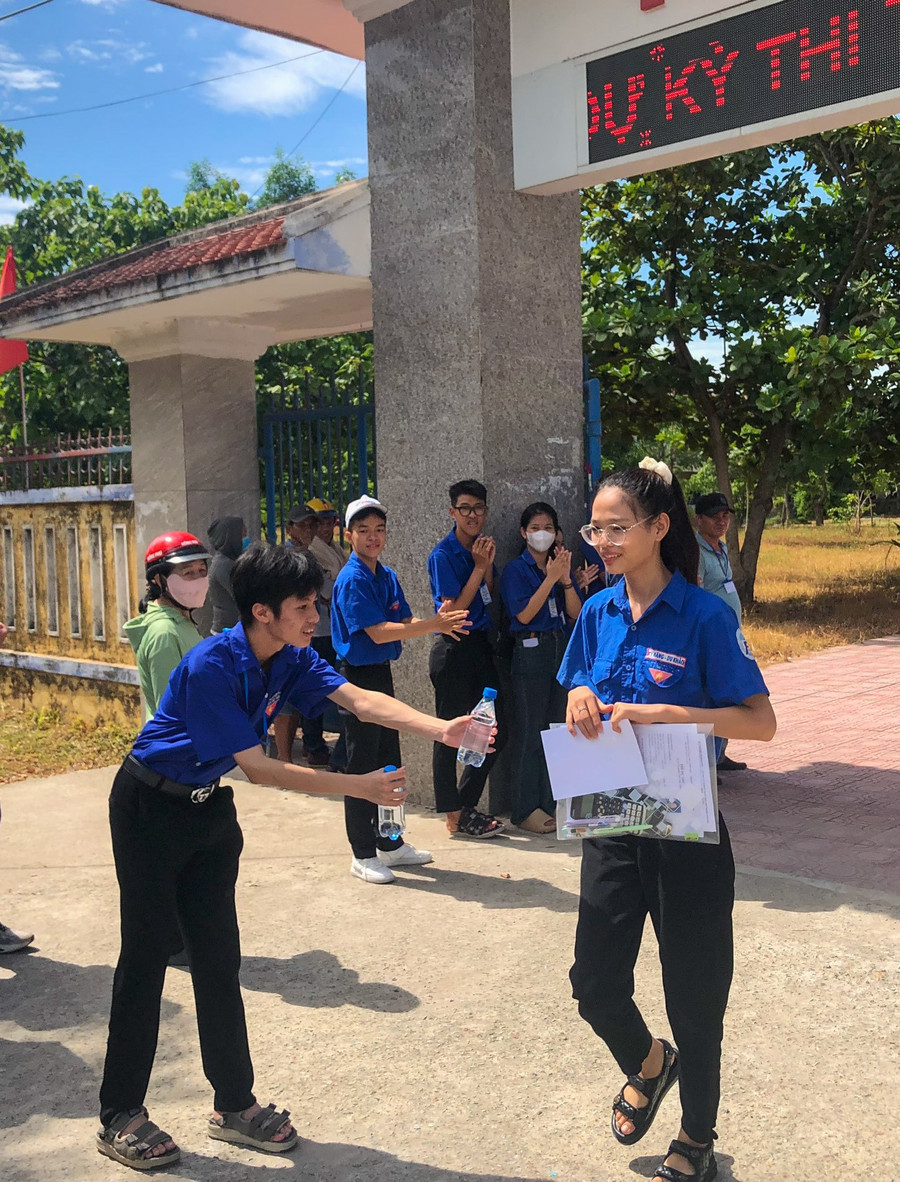 Anh Nguyễn Văn Sinh - Bí thư Đoàn TNCS Hồ Chí Minh phường Phú Thượng cho biết, vào mỗi buổi thi, các bạn tình nguyện viên đều có mặt từ rất sớm để hoàn tất công tác chuẩn bị. Đây là một hoạt động ý nghĩa và tuổi trẻ phường Phú Thượng sẽ tiếp tục duy trì và phát huy mô hình này ở các Kỳ thi tiếp theo. Anh Nguyễn Văn Sinh - Bí thư Đoàn TNCS Hồ Chí Minh phường Phú Thượng cho biết, vào mỗi buổi thi, các bạn tình nguyện viên đều có mặt từ rất sớm để hoàn tất công tác chuẩn bị. Đây là một hoạt động ý nghĩa và tuổi trẻ phường Phú Thượng sẽ tiếp tục duy trì và phát huy mô hình này ở các Kỳ thi tiếp theo.