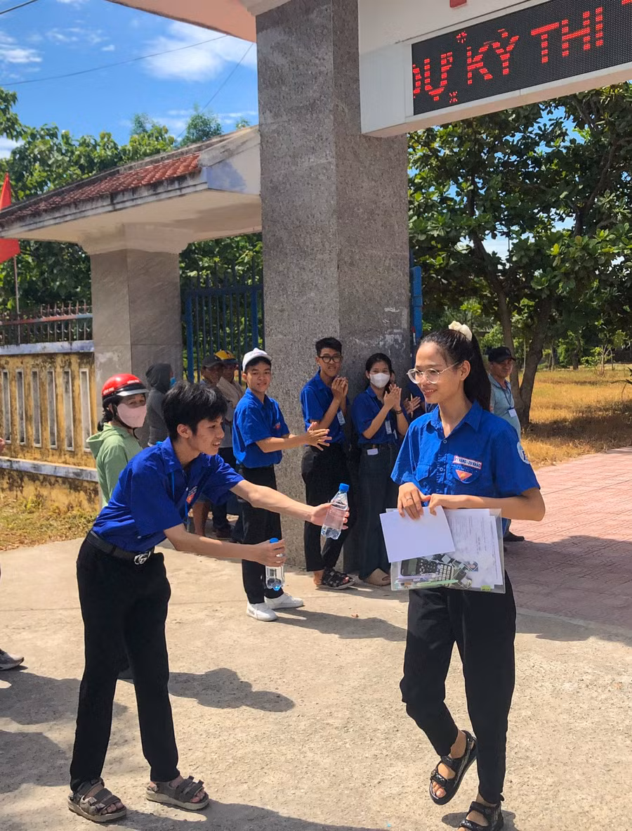 Anh Nguyễn Văn Sinh - Bí thư Đoàn TNCS Hồ Chí Minh phường Phú Thượng cho biết, vào mỗi buổi thi, các bạn tình nguyện viên đều có mặt từ rất sớm để hoàn tất công tác chuẩn bị. Đây là một hoạt động ý nghĩa và tuổi trẻ phường Phú Thượng sẽ tiếp tục duy trì và phát huy mô hình này ở các Kỳ thi tiếp theo. Anh Nguyễn Văn Sinh - Bí thư Đoàn TNCS Hồ Chí Minh phường Phú Thượng cho biết, vào mỗi buổi thi, các bạn tình nguyện viên đều có mặt từ rất sớm để hoàn tất công tác chuẩn bị. Đây là một hoạt động ý nghĩa và tuổi trẻ phường Phú Thượng sẽ tiếp tục duy trì và phát huy mô hình này ở các Kỳ thi tiếp theo.