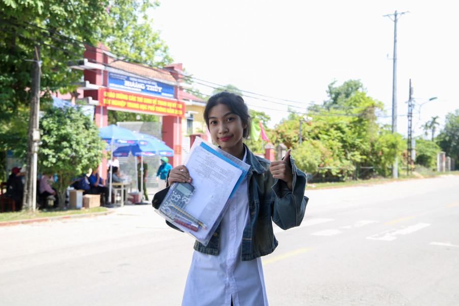 Thí sinh Nguyễn Thị Nhật Hạ có mặt từ sớm tại điểm thi và thoải mái với môn thi cuối. Thí sinh Nguyễn Thị Nhật Hạ có mặt từ sớm tại điểm thi và thoải mái với môn thi cuối.