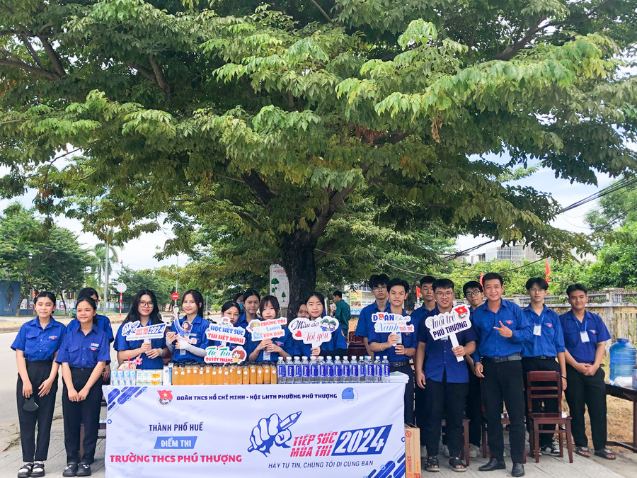 Trong 2 ngày 27-28/6, các thí sinh đã trải qua Kỳ thi tốt nghiệp THPT năm 2024. Đồng hành cùng các sĩ tử trong Kỳ thi không thể thiếu đó là đội tình nguyện tiếp sức mùa thi. Trong 2 ngày 27-28/6, các thí sinh đã trải qua Kỳ thi tốt nghiệp THPT năm 2024. Đồng hành cùng các sĩ tử trong Kỳ thi không thể thiếu đó là đội tình nguyện tiếp sức mùa thi.