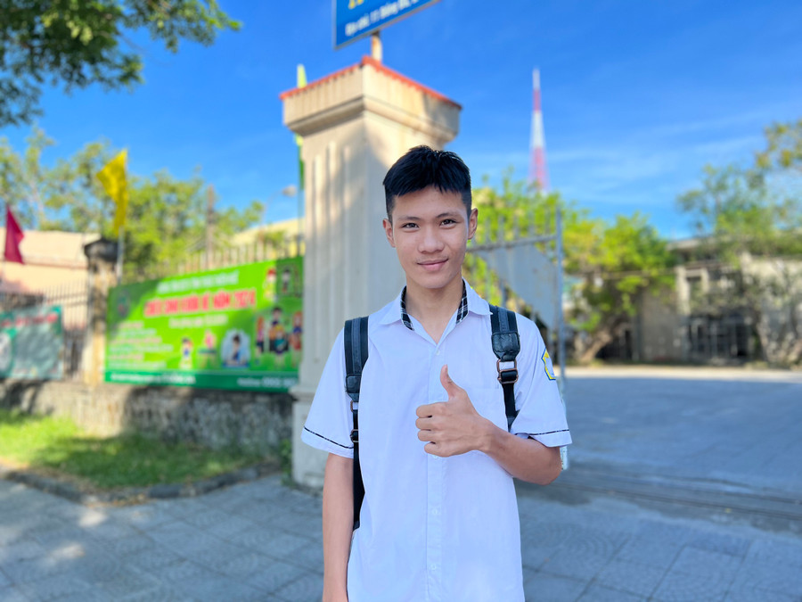 Thí sinh Ngô Văn Hồng Phúc tự tin trước khi vào phòng thi. Thí sinh Ngô Văn Hồng Phúc tự tin trước khi vào phòng thi.