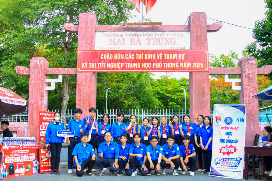 Tình nguyện viên Hoàng Trọng Quang Huy tại điểm thi Trường THPT Hai Bà Trưng, TP Huế chia sẻ, hầu hết các bạn trong đội tình nguyện là học sinh lớp 10, 11 đến để giúp sức và cổ vũ tinh thần cho các anh, chị. Tình nguyện viên Hoàng Trọng Quang Huy tại điểm thi Trường THPT Hai Bà Trưng, TP Huế chia sẻ, hầu hết các bạn trong đội tình nguyện là học sinh lớp 10, 11 đến để giúp sức và cổ vũ tinh thần cho các anh, chị.