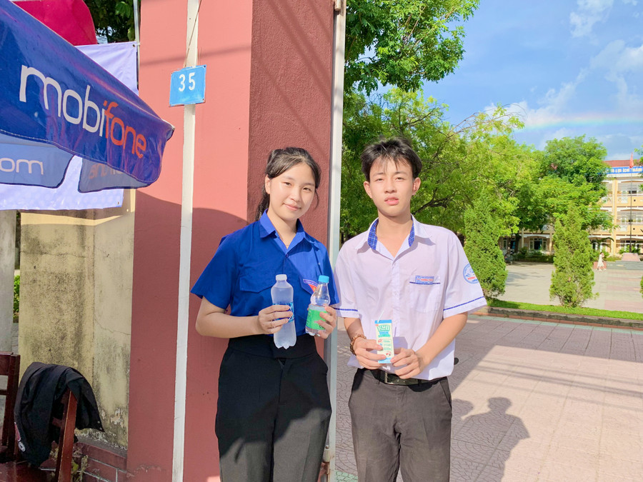 Các hoạt động tiếp sức mùa thi của tuổi trẻ Thừa Thiên Huế là hình ảnh đẹp và ý nghĩa. Hoạt động này giúp cho thí sinh và người thân có một Kỳ thi hiệu quả và thành công. Các hoạt động tiếp sức mùa thi của tuổi trẻ Thừa Thiên Huế là hình ảnh đẹp và ý nghĩa. Hoạt động này giúp cho thí sinh và người thân có một Kỳ thi hiệu quả và thành công.