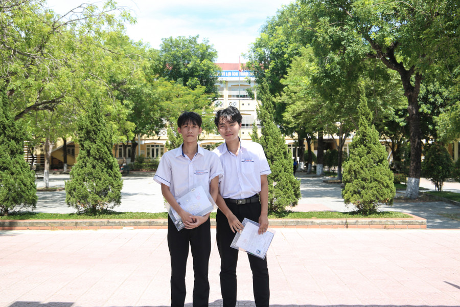 Hai thí sinh tự tin trước khi vào phòng thi tại điểm thi Trường THPT Hương Thủy. Hai thí sinh tự tin trước khi vào phòng thi tại điểm thi Trường THPT Hương Thủy.
