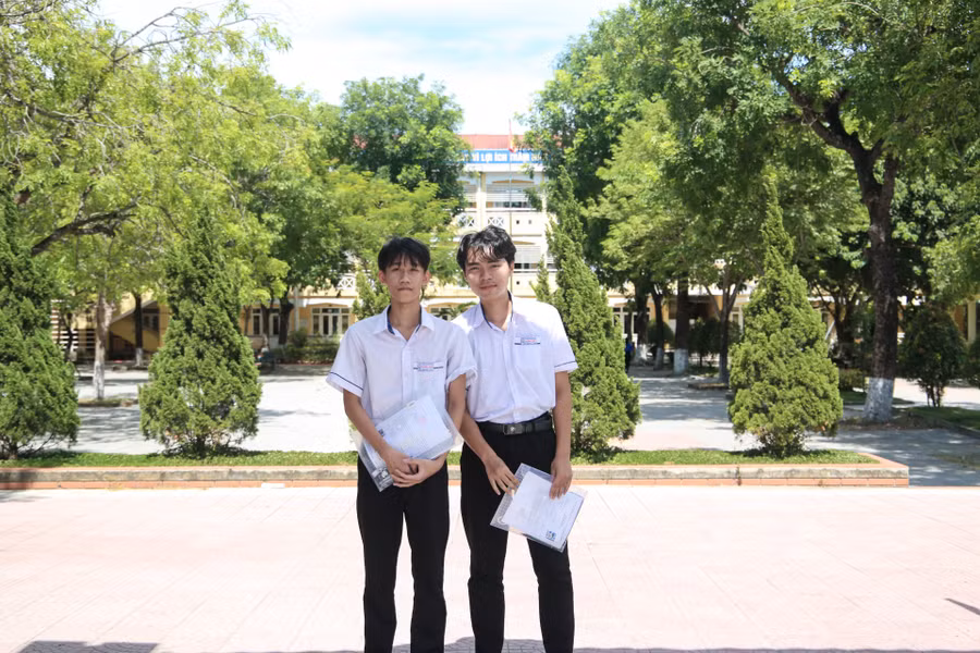 Hai thí sinh tự tin trước khi vào phòng thi tại điểm thi Trường THPT Hương Thủy.