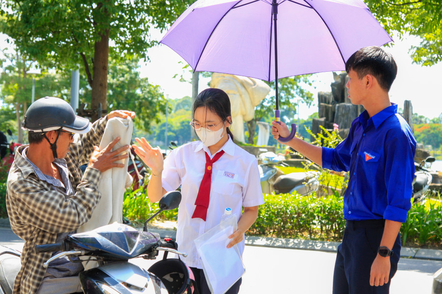 “Ngoài việc cổ vũ, một phần chúng em còn học hỏi thêm kinh nghiệm để chuẩn bị cho hành trang cho chúng em năm sau là lứa đầu tiên của chương trình mới để có thể thi và đạt kết quả tốt nhất”, Quang Huy nói. “Ngoài việc cổ vũ, một phần chúng em còn học hỏi thêm kinh nghiệm để chuẩn bị cho hành trang cho chúng em năm sau là lứa đầu tiên của chương trình mới để có thể thi và đạt kết quả tốt nhất”, Quang Huy nói.