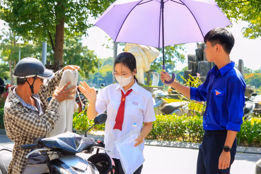 “Ngoài việc cổ vũ, một phần chúng em còn học hỏi thêm kinh nghiệm để chuẩn bị cho hành trang cho chúng em năm sau là lứa đầu tiên của chương trình mới để có thể thi và đạt kết quả tốt nhất”, Quang Huy nói. “Ngoài việc cổ vũ, một phần chúng em còn học hỏi thêm kinh nghiệm để chuẩn bị cho hành trang cho chúng em năm sau là lứa đầu tiên của chương trình mới để có thể thi và đạt kết quả tốt nhất”, Quang Huy nói.