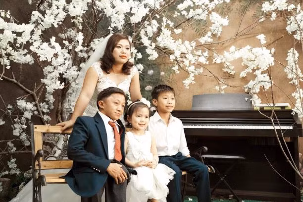 Gia đình hạnh phúc của cặp đôi tham dự "đám cưới tập thể Giấc mơ có thật".