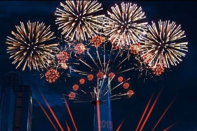 2015: Giới trẻ Sài Gòn rủ nhau đi ngắm pháo hoa ảnh 1