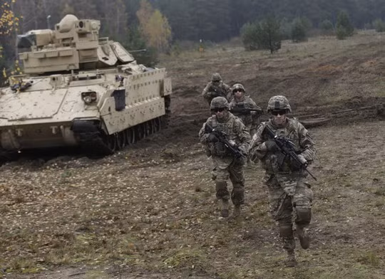 U.S. soldiers deployed in Latvia perform during a drill at Adazi military base October 14, 2014. (Reuters/Ints Kalnins)