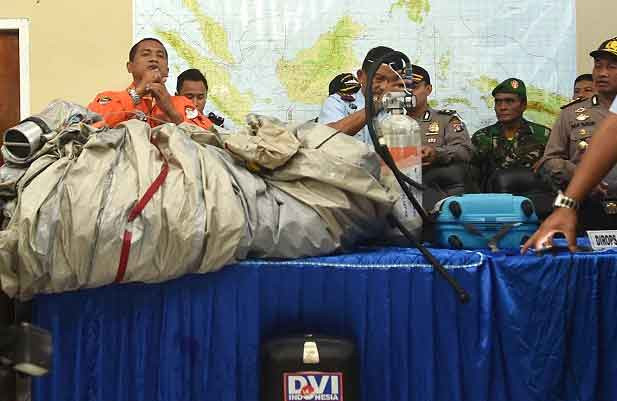 Máy bay QZ8501 lật ngửa dưới đáy biển ảnh 3