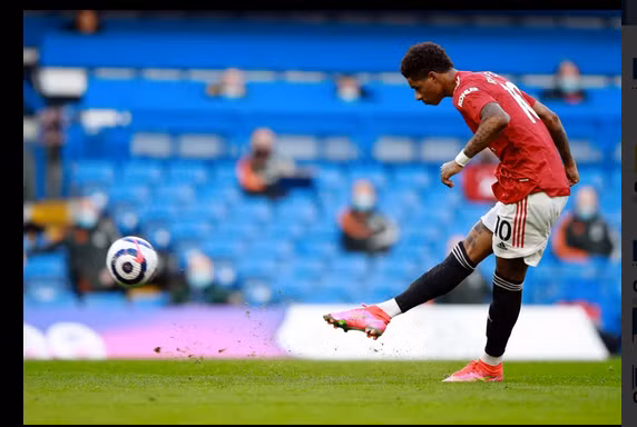 Rashford thử vận may với một cú sút “vu vơ” trận Man Utd hoà Chelsea 0-0 rạng sáng 1/3.