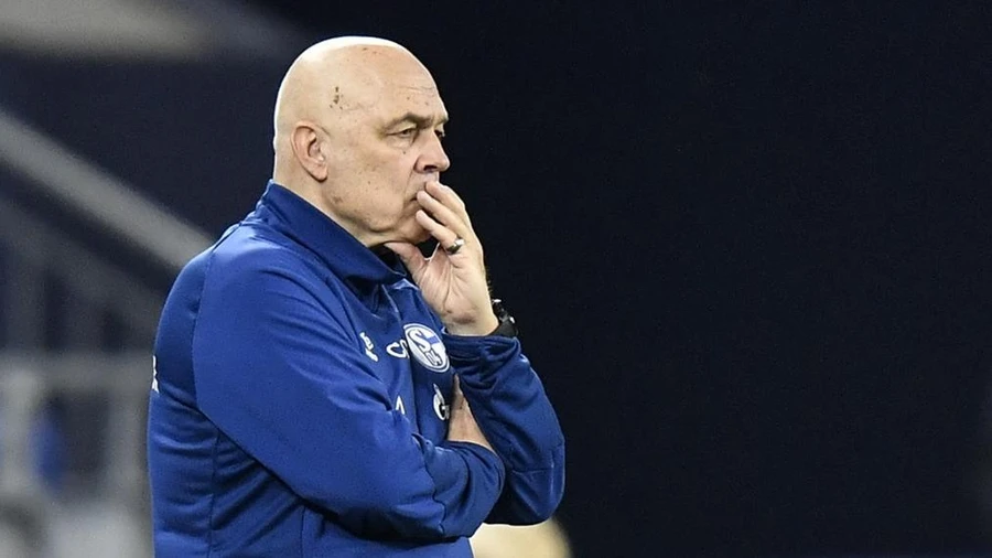 Christian Gross là huấn luyện viên thứ 4 trong mùa này bị Schalke sa thải.