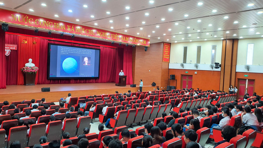 Chương trình thu hút hơn 250 giảng viên, sinh viên và học sinh đến từ các trường ĐH, THPT trên địa bàn TP Huế tham gia. Chương trình thu hút hơn 250 giảng viên, sinh viên và học sinh đến từ các trường ĐH, THPT trên địa bàn TP Huế tham gia.