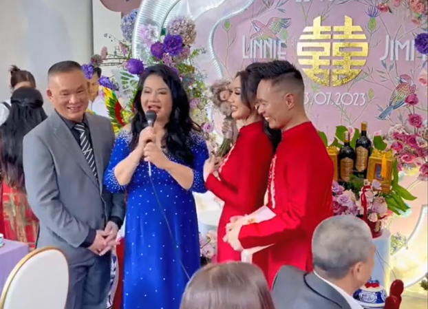 Người mẹ tặng 26 sổ đỏ cho cặp vợ chồng tại lễ vu quy trước quan viên 2 họ. (Ảnh cắt từ video). Người mẹ tặng 26 sổ đỏ cho cặp vợ chồng tại lễ vu quy trước quan viên 2 họ. (Ảnh cắt từ video).
