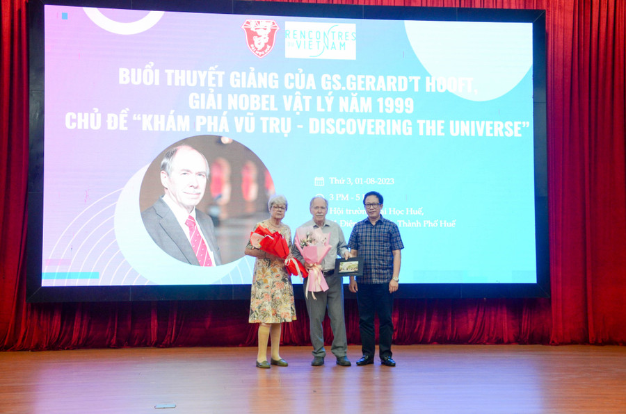 PGS.TS Lê Anh Phương – Giám đốc ĐH Huế tặng hoa và ảnh lưu niệm cho GS. Gerard’t Hooft và vợ của ông. PGS.TS Lê Anh Phương – Giám đốc ĐH Huế tặng hoa và ảnh lưu niệm cho GS. Gerard’t Hooft và vợ của ông.