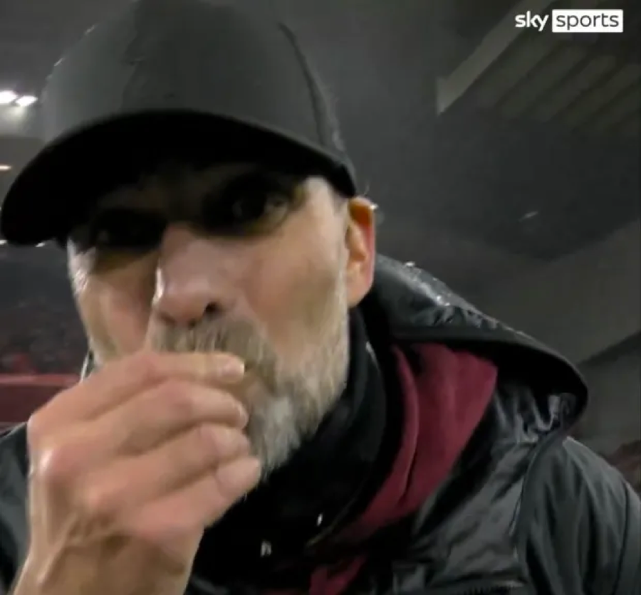 Ông hôn chiếc nhẫn ngay trước ống kính khi tìm thấy nó.