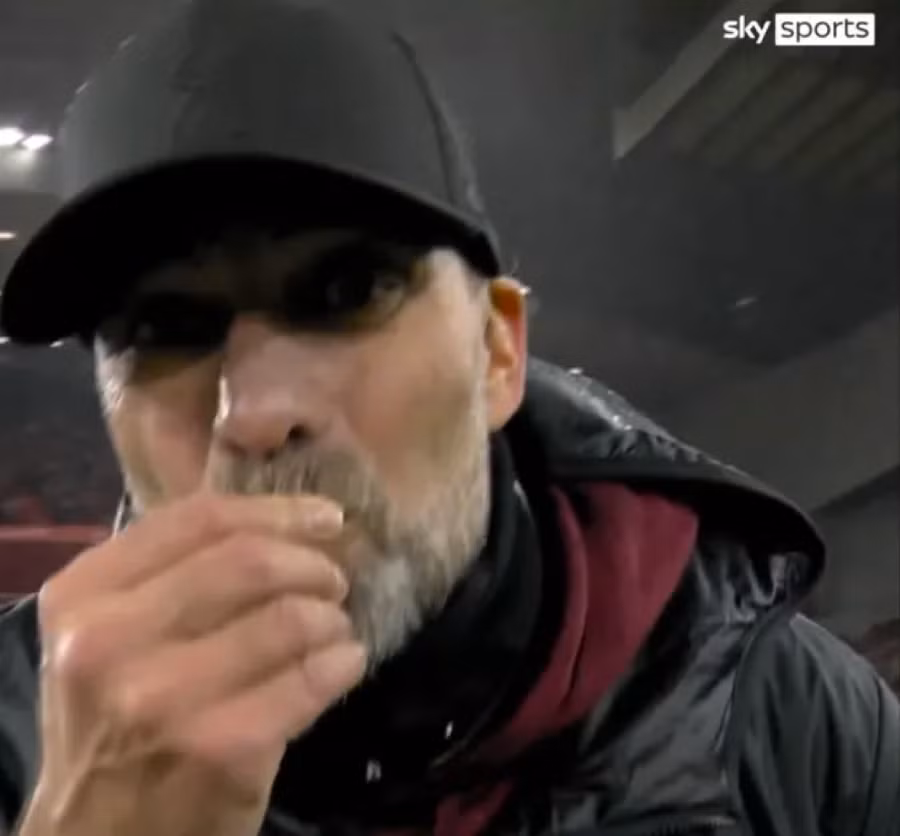 Ông hôn chiếc nhẫn ngay trước ống kính khi tìm thấy nó.