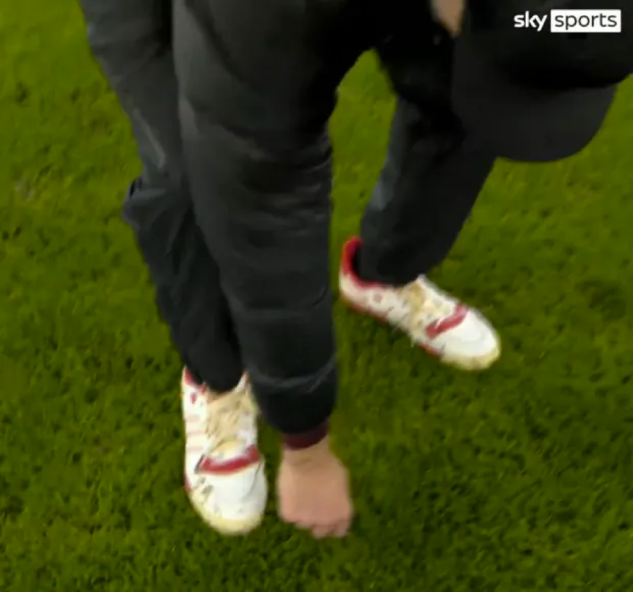 Klopp cúi xuống nhặt chiếc nhẫn trên cỏ.