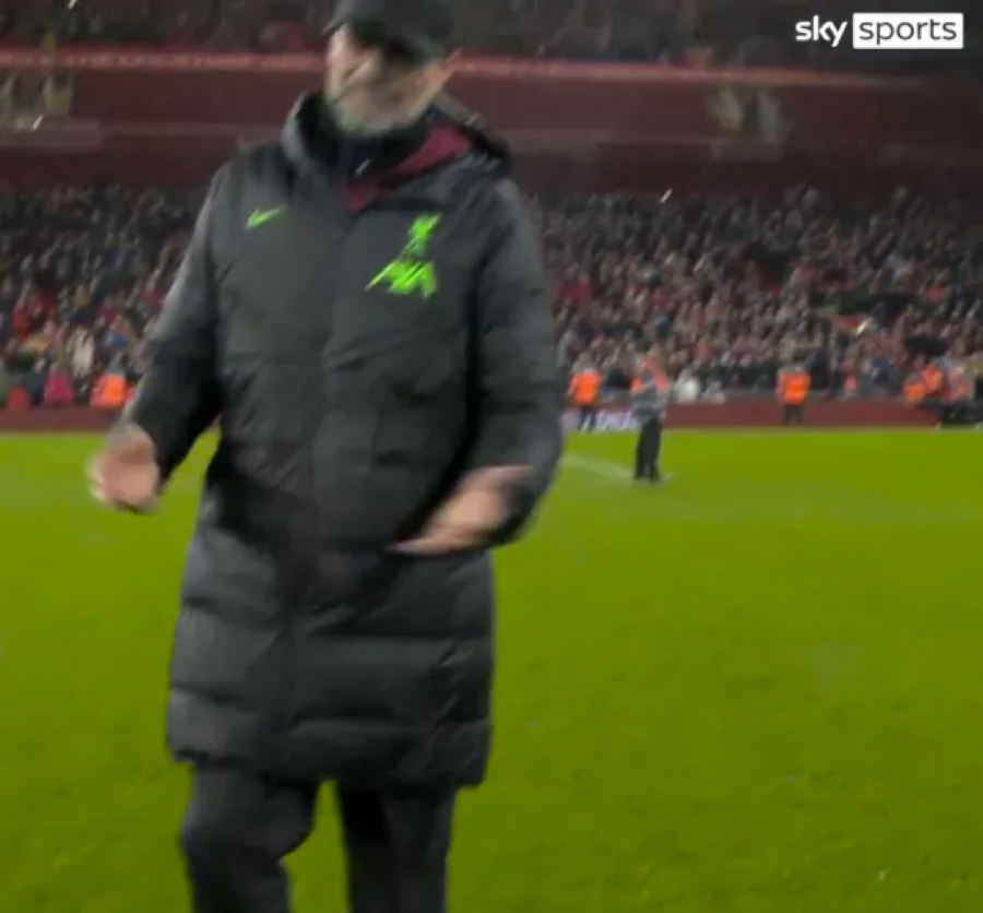 Một người quay phim đã chỉ cho thuyền trưởng Liverpool đi đúng hướng tới vị trí chiếc nhẫn cưới bị rơi.