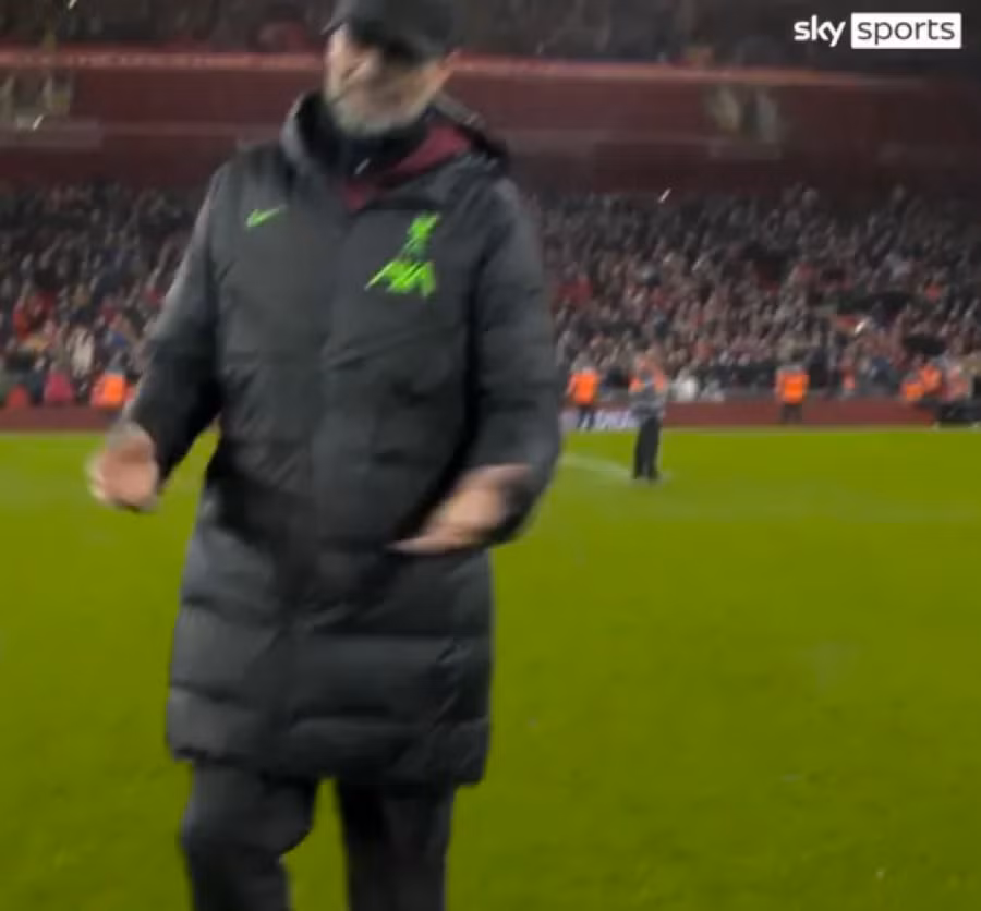 Một người quay phim đã chỉ cho thuyền trưởng Liverpool đi đúng hướng tới vị trí chiếc nhẫn cưới bị rơi.