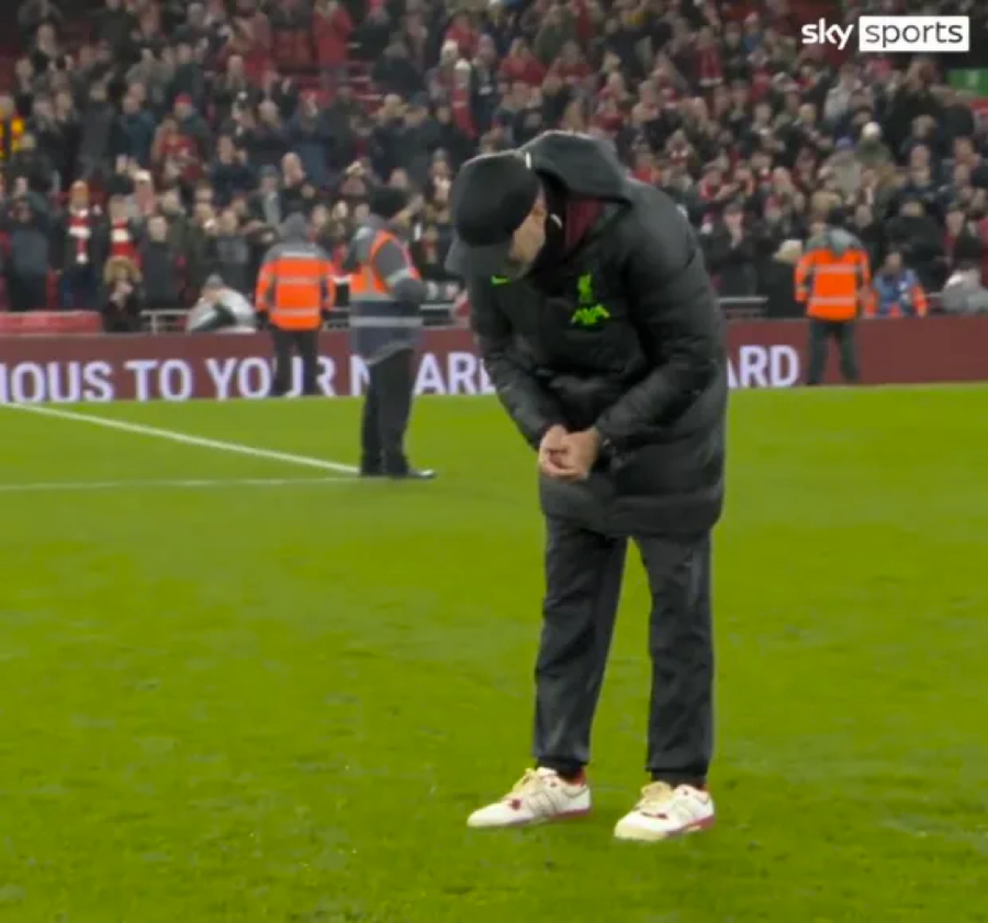 HLV Jurgen Klopp đánh rơi nhẫn cưới trên sân Anfield hôm 2/1.