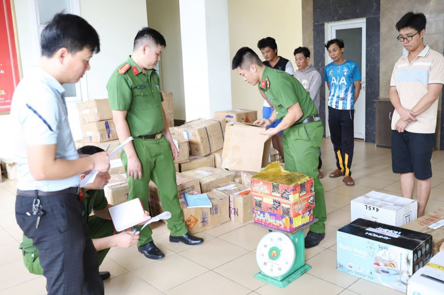 Cơ quan công an tiến hành khám xét và kiểm đếm lượng pháo khủng. (Ảnh: CQCA) Cơ quan công an tiến hành khám xét và kiểm đếm lượng pháo khủng. (Ảnh: CQCA)