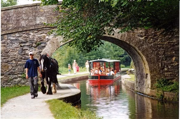 Dạo chơi, ngắm cảnh trên dòng kênh Anh