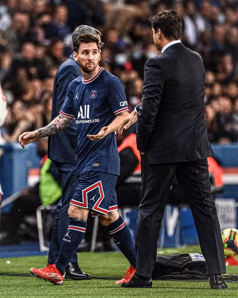 Messi thể hiện sự bất mãn, từ chối bắt tay HLV Pochettino.