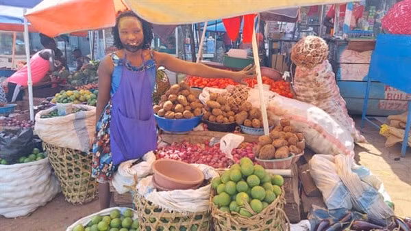 Cô giáo Racheal bán hoa quả ngoài chợ.