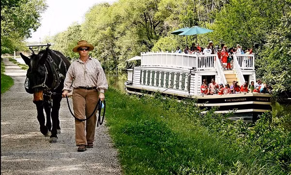 Dạo chơi, ngắm cảnh trên dòng kênh Anh ảnh 1