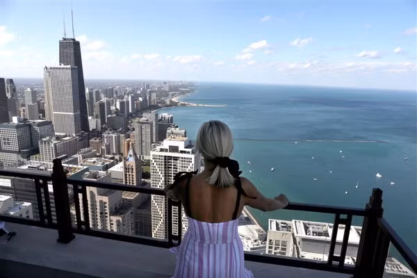 Xét ra, “sống trên mây” chỉ được mỗi cái “view” tuyệt diệu khi trời đẹp.