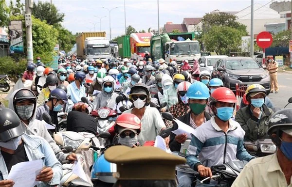 Hàng trăm nghìn lao động về quê sẽ khiến các doanh nghiệp đối diện với việc thiếu hụt lao động.