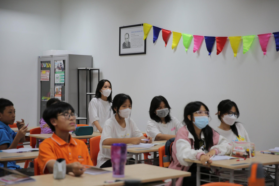 Một giờ học của học sinh Trường Hy Vọng. Một giờ học của học sinh Trường Hy Vọng.