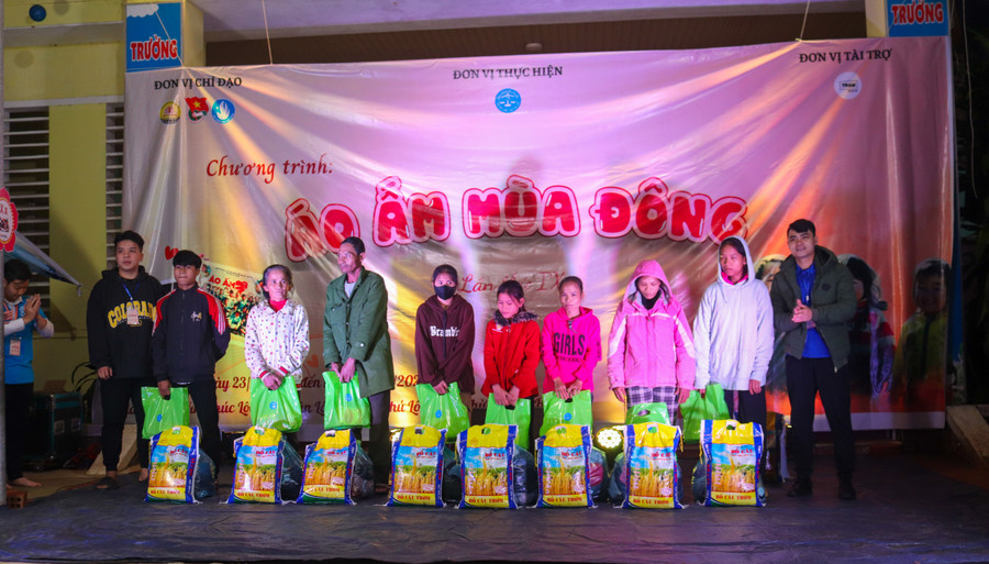 Trao quà cho những hộ dân khó khăn tại xã Xuân lộc, huyện Phú Lộc. Trao quà cho những hộ dân khó khăn tại xã Xuân lộc, huyện Phú Lộc.