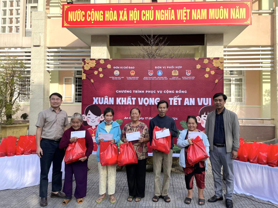 Nhiều phần quà được trao cho người dân khó khăn tại phường An Cựu, TP Huế. (Ảnh: Trường ĐH Luật, ĐH Huế) Nhiều phần quà được trao cho người dân khó khăn tại phường An Cựu, TP Huế. (Ảnh: Trường ĐH Luật, ĐH Huế)