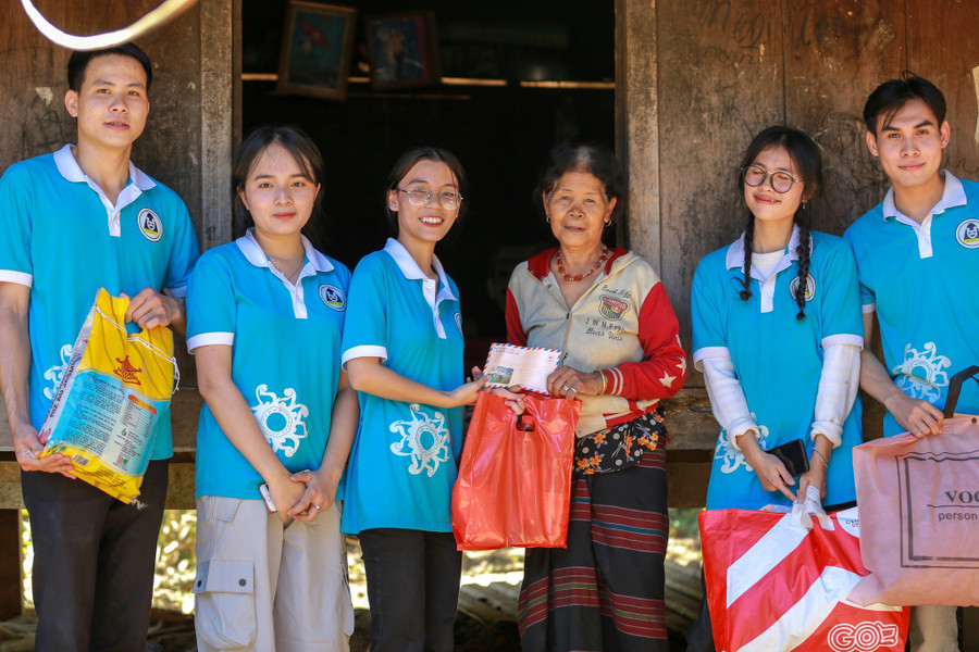 Đội Công tác xã hội, Trường ĐH Kinh tế trao quà cho hộ dân tại xã Hồng Thủy, huyện A Lưới. Đội Công tác xã hội, Trường ĐH Kinh tế trao quà cho hộ dân tại xã Hồng Thủy, huyện A Lưới.
